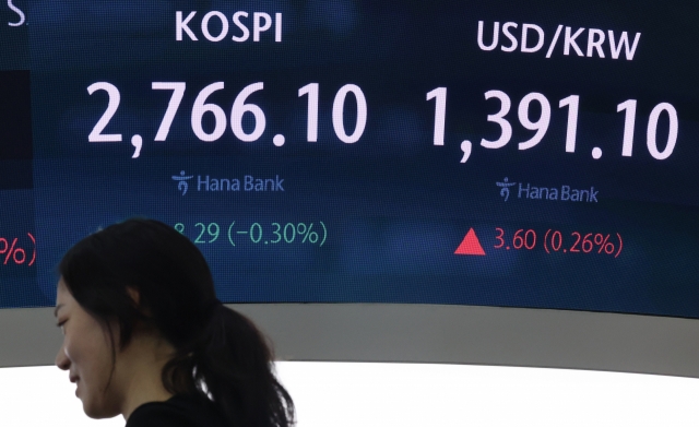 An electronic board showing the Korea Composite Stock Price Index at a dealing room of the Hana Bank headquarters in Seoul on Wednesday. (Yonhap)