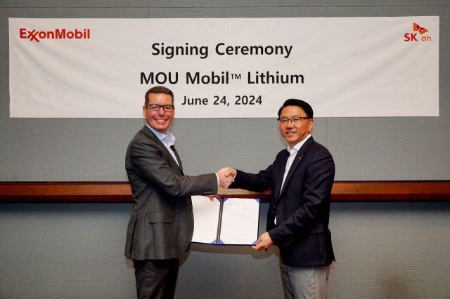 Park Jong-jin (right), vice president of strategic purchasing at SK On, and Dan Holton, senior vice president of low carbon solutions at ExxonMobil, pose for a photo after signing a memorandum of understanding for lithium supply. (SK On)