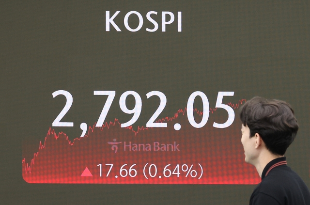 An electronic board showing the Korea Composite Stock Price Index at a dealing room of the Hana Bank headquarters in Seoul on Wednesday. (Yonhap)