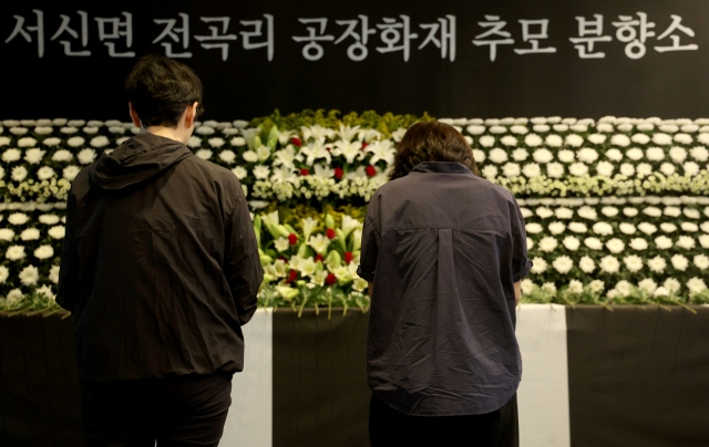 Visitors pay respect at a memorial for the victims of Monday's Aricell lithium battery factory fire at Hwaseong City Hall in Hwaseong, Gyeonggi Province on Wednesday. (Yonhap)