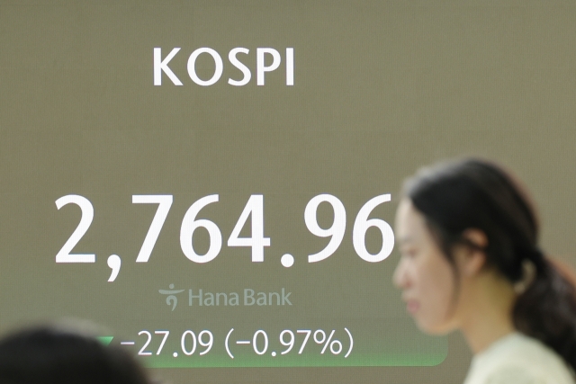 An electronic board showing the Korea Composite Stock Price Index at a dealing room of the Hana Bank headquarters in Seoul on Thursday. (Yonhap)