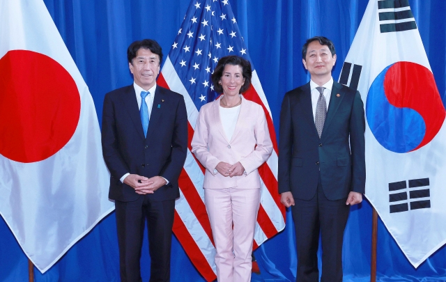 South Korean Industry Minister Ahn Duk-geun (right), US Commerce Secretary Gina Raimondo (center) and Japanese Industry Minister Ken Saito pose for a photo before the three countries' inaugural commerce-industry ministerial meeting in Washington on Wednesday. (Yonhap)