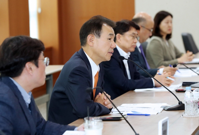 Korea Exchange CEO Jeong Eun-bo (center) speaks at a roundtable meeting with mid-sized Kospi companies in Seoul on Wednesday. (Korea Exchange)