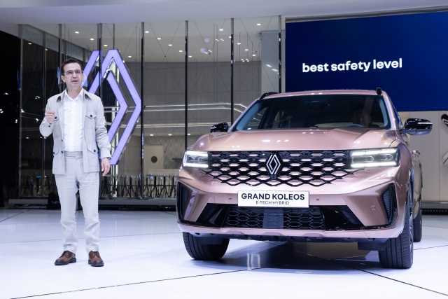 Renault Korea CEO Stephane Deblaise presents the Grand Koleos, the brand's new sports utility vehicle, at the 2024 Busan International Mobility Show on Thursday. (Renault Korea)