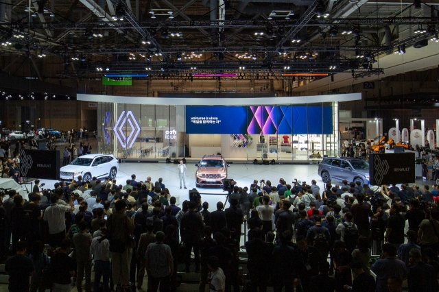 Renault Korea CEO Stephane Deblaise presents the Grand Koleos, the brand's new sports utility vehicle, at the 2024 Busan International Mobility Show on Thursday. (Renault Korea)