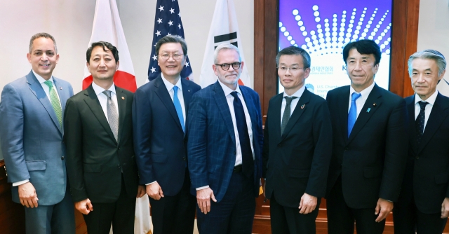 (From left) US Deputy Secretary of Commerce Don Graves, Korean Minister of Trade, Industry and Energy Ahn Duk-geun, Federation of Korean Industries Vice Chairman Kim Chang-beom, the US Chamber of Commerce's Senior Vice President for Asia Charles Freeman, Keidanren Managing Director Ichiro Hara, Japanese minister of Economy, Trade and Industry Ken Saitō and Japan's ambassador to the US Shigeo Yamada take pose for a photo during the inaugural Korea-US-Japan Business Dialogue held at the US Chamber of Commerce in Washington on Wednesday. (The Ministry of Trade, Industry and Energy)