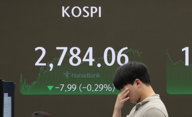 An electronic board showing the Korea Composite Stock Price Index at a dealing room of the Hana Bank headquarters in Seoul on Thursday. (Yonhap)