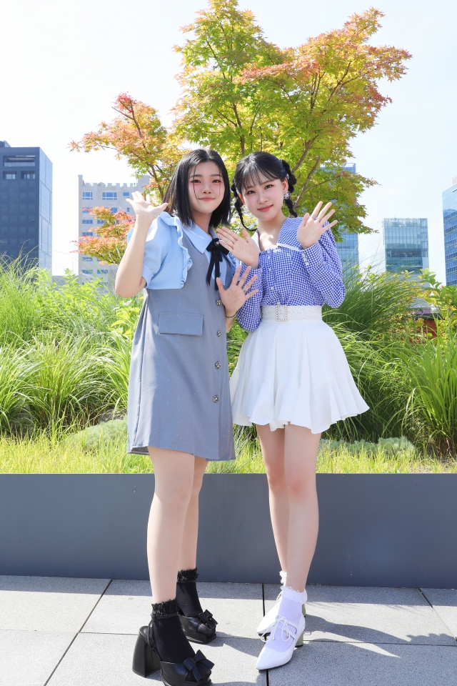 Sumita Aiko (left) and Kim Da-hyun (n.ch Entertainment)