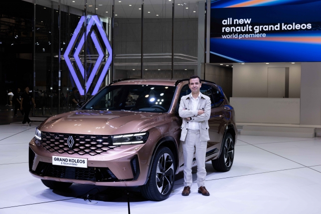 Renault Korea CEO Stephane Deblaise poses with the Grand Koleos at the 2024 Busan International Mobility Show on Thursday. (Renault Korea)