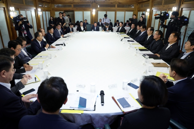 A meeting of senior members of the ruling People Power Party, government and presidential office is presided over by Prime Minister Han Duck-soo at his official residence in Samcheong-dong, Jongno-gu, Seoul, Sunday. (Joint Press Corps)