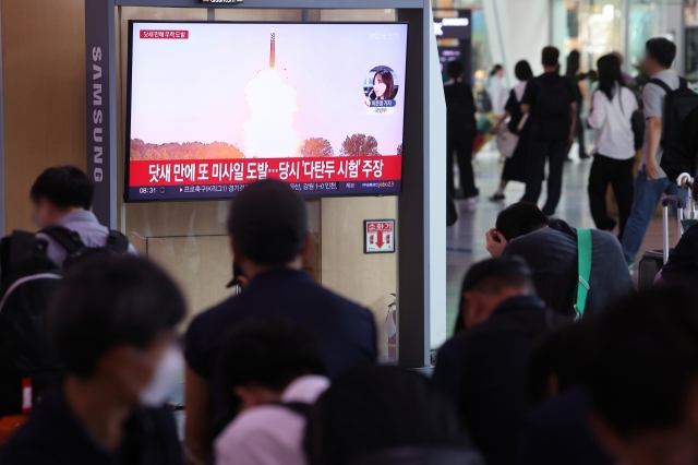 People watch the news coverage at Seoul Station in Seoul on Monday on North Korea's launch of two ballistic missiles. (Yonhap)