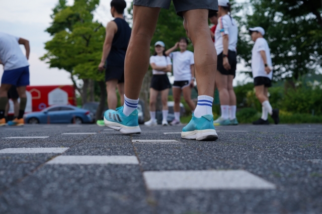 Seoul Ddimbak members warm up before a regular running session. (Lee Si-jin/The Korea Herald)