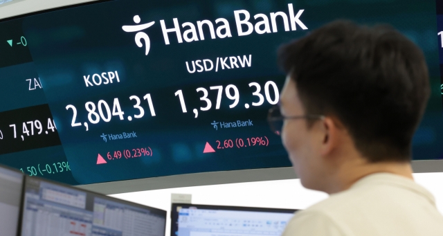 An electronic board showing the Korea Composite Stock Price Index at a dealing room of the Hana Bank headquarters in Seoul on Monday. (Yonhap)