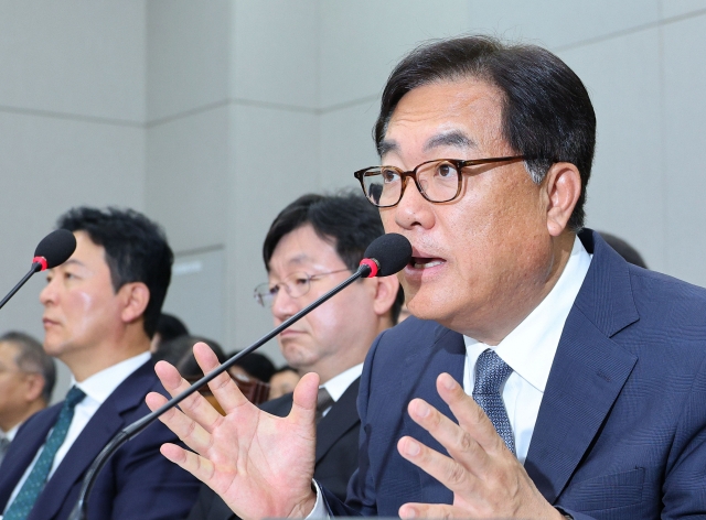 Presidential chief of staff Chung Jin-seok speaks during a parliamentary hearing at the National Assembly in Seoul on Monday. (Yonhap)