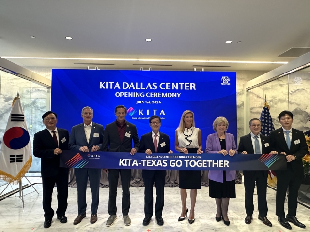 KITA Chairman Yoo Jin-sik (fourth from left), Mayor of Plano, Texas John B. Muns (second from left), and other officials from South Korea and the US pose for a photo to celebrate the opening of KITA’s new US office in Dallas, Texas on Monday. (KITA)