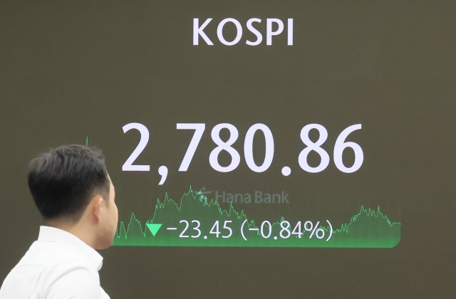 An electronic board showing the Korea Composite Stock Price Index at a dealing room of the Hana Bank headquarters in Seoul on Tuesday. (Yonhap)