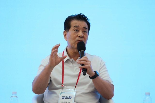 Posco Group Chairman Chang In-hwa speaks during a meeting held in Pohang, North Gyeongsang Province, Monday. (Posco)