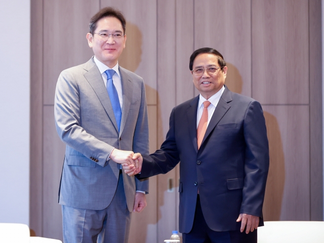 Samsung Electronics Chairman Lee Jae-yong (left) shakes hands with Vietnamese Prime Minister Pham Minh Chinh in Seoul on Tuesday. (VGP News)