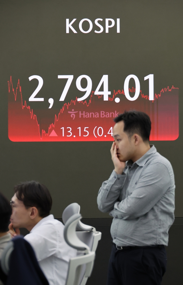 An electronic board showing the Korea Composite Stock Price Index at a dealing room of the Hana Bank headquarters in Seoul on Wednesday. (Yonhap)