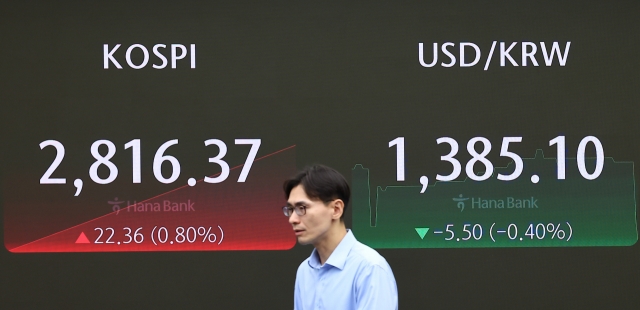 An electronic board showing the Korea Composite Stock Price Index at a dealing room of the Hana Bank headquarters in Seoul on Thursday. (Newsis)