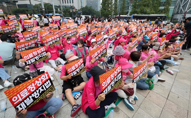 Members of patient advocacy groups holds a rally calling for doctors to end walkout on Thursday. (Yonhap)