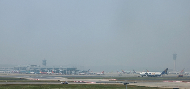 A runway of the Incheon Airport (Yonhap)