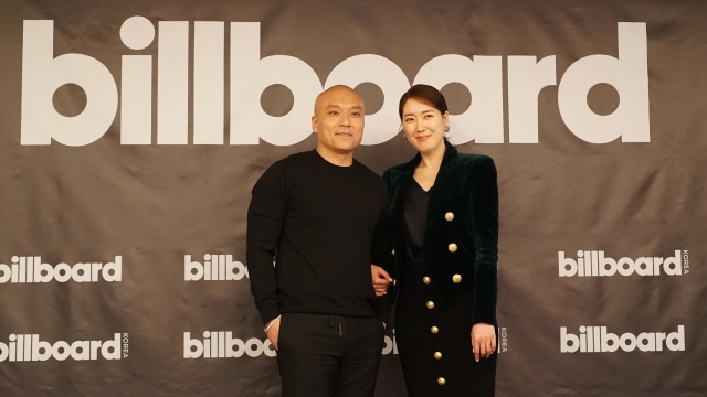 Billboard President Mike Van (left) and Billboard Korea CEO & publisher Kim Yuna pose at a press conference for the company's launch in Seoul, April 15. (Billboard Korea)