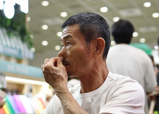 Son Woong-jung, the director of the Son Football Academy and father of Son Heung-min, participates in a book-signing event for his recently-published book in Seoul on June 26. (Yonhap)