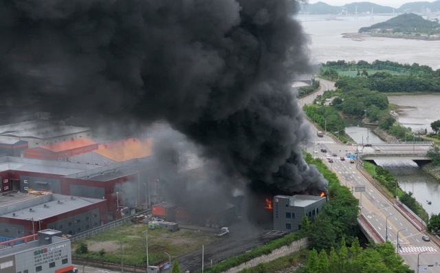 Flame and smoke from a fire that broke out at an ink factory in Hwaseong, Gyeonggi Province, Friday. (Yonhap)