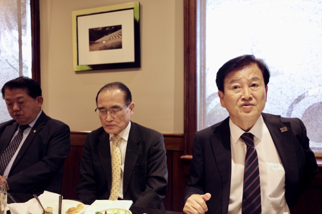 Rep. Wi Sung-lac (center) is pictured at a meeting with correspondents at a restaurant in Virginia on June 26 with other Democratic Party of Korea lawmakers. (Yonhap)