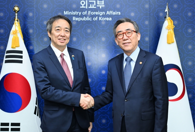 Foreign Minister Cho Tae-yul (right) shakes hands with Japan's new ambassador to South Korea, Koichi Mizushima at the Ministry of Foreign Affairs in Seoul. (Ministry of Foreign Affairs)