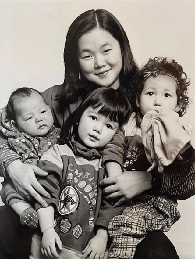 A family photo of Van der Staaij (center) with her siblings Timo (left) and Iris (right), in her mother's arms (Instagram/@cheesesaykimchi)