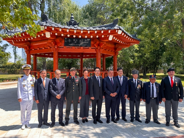 South Korean Ambassador to Turkey Jeong Yeon-doo (sixth from left), President of the Turkish War Veterans Association Beyazit Yumuk (ninth from left) and other prominent figures from Korea and Turkey pose for a photo at the Korea Park in Ankara, Turkey, on June 25, to commemorate the 74th anniversary of the Korean War. (Hyundai Motor Group)