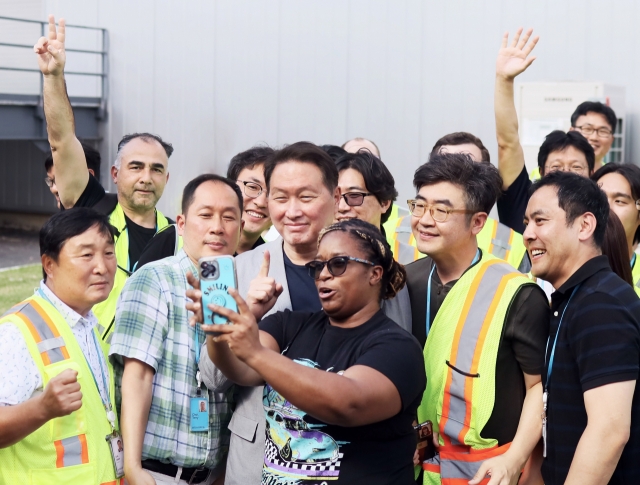 SK Group Chairman Chey Tae-won poses with the employees of Absolics, SKC's glass substrate affiliate, located in Covington, Georgia, on July 3. (SK Supex Council)