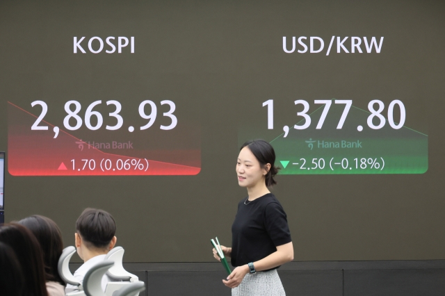 An electronic board showing the Korea Composite Stock Price Index at a dealing room of the Hana Bank headquarters in Seoul on Monday. (Yonhap)