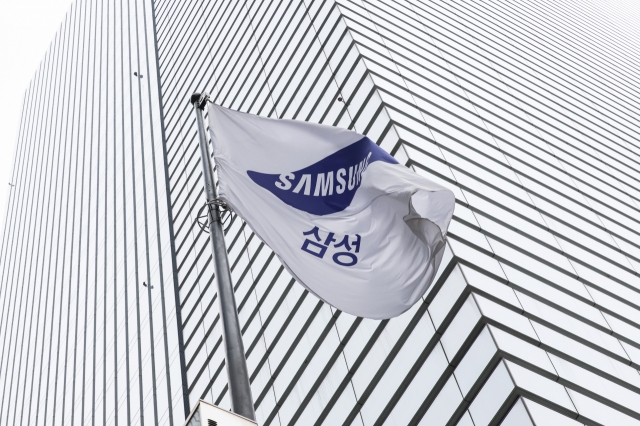 Samsung flag flies outside the company office in Seoul. (Yonhap)