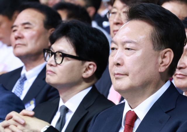 President Yoon Suk Yeol (2nd from right, front) and Han Dong-hoon (left), former leader of the ruling People Power Party, are seen at a ceremony commemorating the 70th anniversary of the establishment of the Korea Freedom Foundation in Incheon, west of Seoul, on Thursday. (Yonhap)