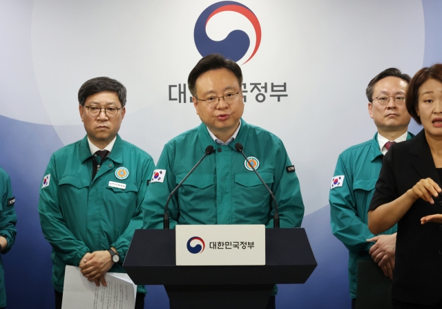 Health Minister Cho Kyoo-hong briefs the press at the Seoul Government Complex in Jongno-gu, central Seoul, Monday. (Yonhap)