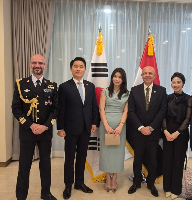 Egyptian Ambassador to Korea Khaled Abdel Rahman (second from right) poses for a group photo with guests during the National Day at his residence in Yongsan-gu, Seoul on Friday. (Egyptial Embassy in Seoul)