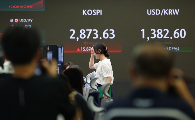 An electronic board showing the Korea Composite Stock Price Index at a dealing room of the Hana Bank headquarters in Seoul on Tuesday. (Yonhap)