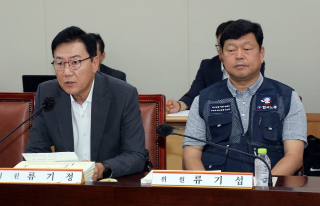 This photo shows members of the Minimum Wage Commission during its ninth plenary meeting to determine the 2025 minimum wage, in Seoul on Tuesday. (Yonhap)