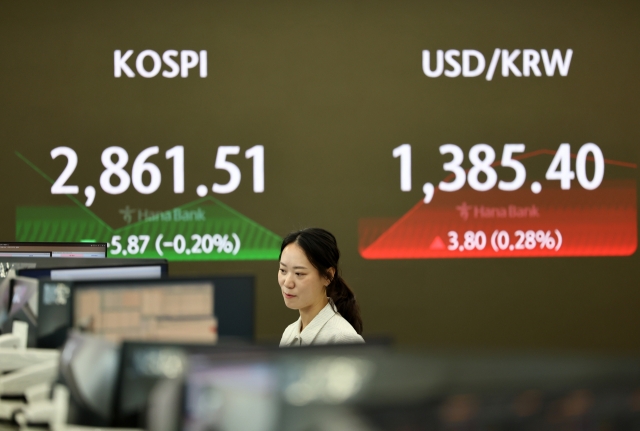 An electronic board showing the Korea Composite Stock Price Index at a dealing room of the Hana Bank headquarters in Seoul on Wednesday. (Yonhap)