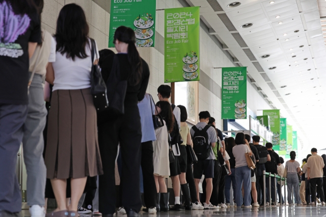 A job fair is crowded with jobseekers in Seoul, in this file photo taken July 3. (Yonhap)