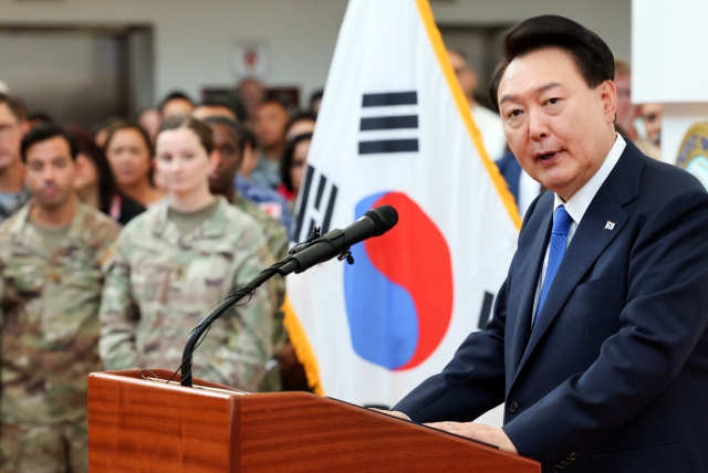 President Yoon Suk Yeol delivers a speech before some 400 US troops stationed at Camp H. M. Smith in Halawa, Hawaii, Tuesday. (Yonhap)