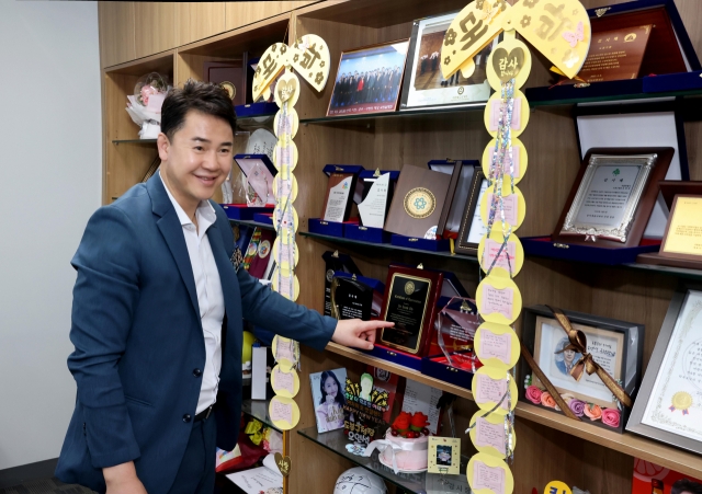 Oh Un-Seok, District Head of Dobong-gu, shows a plaque of appreciation awarded by the President of the Korean American Chamber of Commerce of Los Angeles. He explained that at last year's LA Korean Festival, attended by 300,000 visitors, he successfully sold out Dobong-gu products such as socks and cosmetics. (Dobong-gu Office)