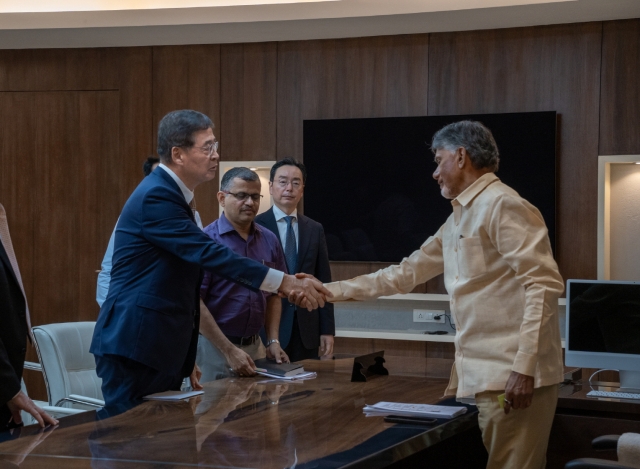 LG Chem Vice Chairman and CEO Shin Hak-cheol (left) shakes hands with Andhra Pradesh's Chief Minister N. Chandrababu Naidu at the minister's office in Andhra Pradesh, a southern coastal state of India, on Tuesday. (LG Chem)