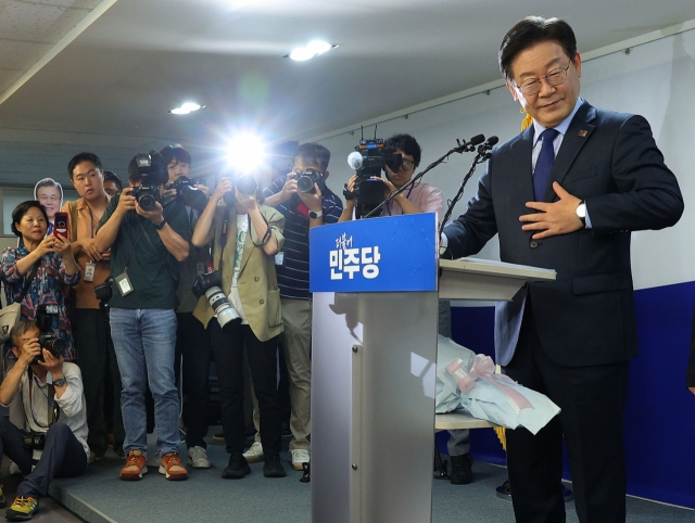 Democratic Party of Korea Rep. Lee Jae-myung announces to run again to be the chairman of his party at a press conference held at party headquarters in western Seoul on Wednesday. (Yonhap)