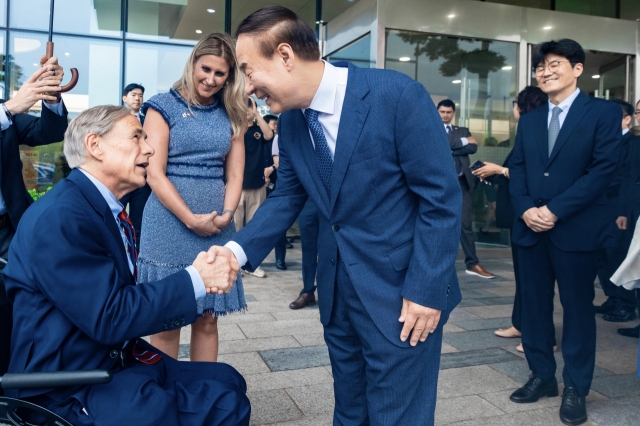 Texas Gov. Greg Abbott (left) and Samsung Electronics Vice Chairman Jun Young-hyun shake hands at the tech giant's semiconductor manufacturing facility in Pyeongtaek, Gyeonggi Province, Tuesday. (Office of the Texas Governor)