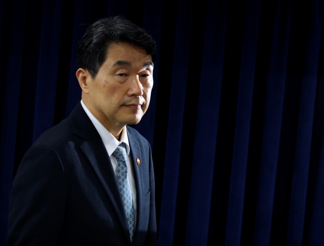 Education Minister Lee Ju-ho enters the briefing room at the Government Complex Seoul to announce medical school guidelines to prevent students from failing. (Yonhap)