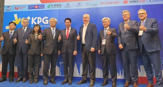 Korea Post President Cho Hae-keun (third from right) and CEOs of international postal service groups pose for a photo at the Kahala Posts Group CEO meeting in Bangkok on Wednesday. (Korea Post)